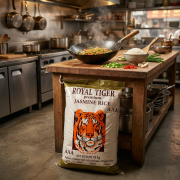 ryz-jasminowy-AAA-royal-tiger-18kg-gotowe-dania-z-ryzem-jasminowym-w-kuchni.png