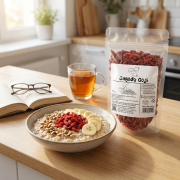 JAGODY-GOJI-100g-Poranna-miska-kremowej-owsianki-obficie-posypana-czerwonymi-jagodami-goji-i-bananem-otwarta-książka-z-okularami-oraz-szklany-kubek-parującej-herbaty.png