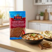 GARAM-MASALA-Ceramiczna-miska-z-kremowym-sosem-Butter-Chicken-udekorowanym-śmietanką-i-kolendrą-ciepły-chlebek-naan-oraz-laski-cynamonu-i-miseczka-ze-świeżą-przyprawą-na-jasnym-blacie-w-świetle-dziennym.png