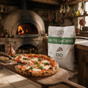 Mąka-OO-do-pizzy-Pizza-serwowana-na-desce-krojona-nożem-do-pizzy-oliwa-parmezan.png