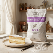 Mąka-450-cukiernicza-patisserie-elegancka-prezentacja-z-gotowym-ciastem-z-kremem-patisserie-na-ceramicznym-talerzu-laską-wanilii-i-workiem.png
