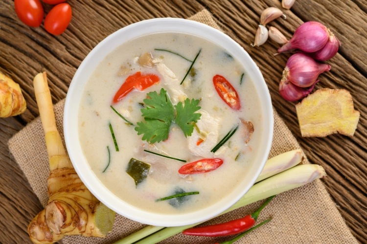 tom-kha-kai-w-misce-z-liscmi-limonki-kaffir-trawa-cytrynowa-czerwona-cebula-galanga-i-chili.jpg