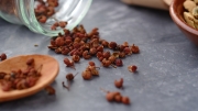 pieprz-zechuan-na-drewnianej-lyzce-pieprz-chinski-przyprawa-powszechnie-stosowana-w-kuchni-sichuan-w-poludniowo-zachodniej-prowincji-sichuan-w-chinach.jpg