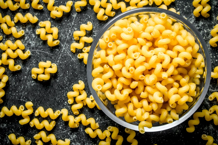 tlo-makaronu-suchy-makaron-w-misce.jpg