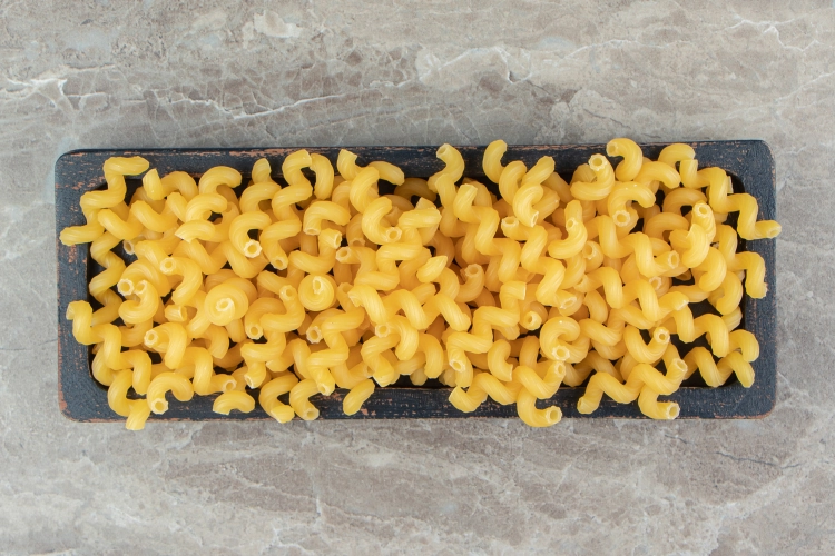 suchy-niegotowany-makaron-na-czarnej-plycie.jpg